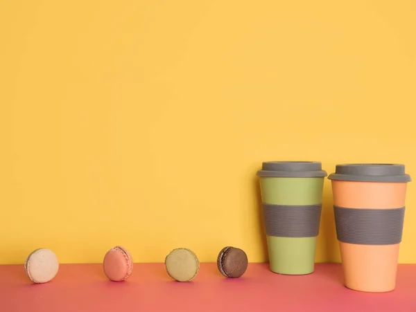 Csésze kávé menni macaron sárga és rózsaszín háttér — Stock Fotó