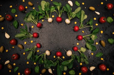 Siyah arka plan üzerine taze turp çerçeve.