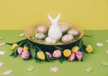 Boyalı yumurta ve easter bunny Paskalya kompozisyonu