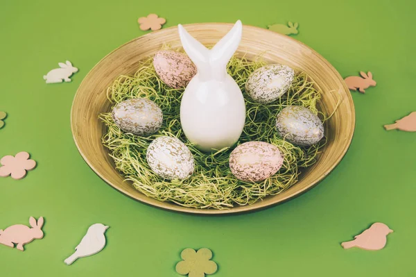 Composição de Páscoa com ovos pintados e coelho de Páscoa — Fotografia de Stock