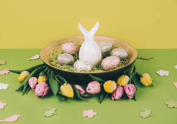 Pasen samenstelling met beschilderde eieren en de paashaas — Stockfoto