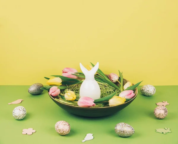 Pasen samenstelling met beschilderde eieren en de paashaas — Stockfoto