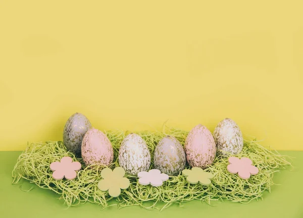 Osterkomposition mit bemalten Eiern. — Stockfoto