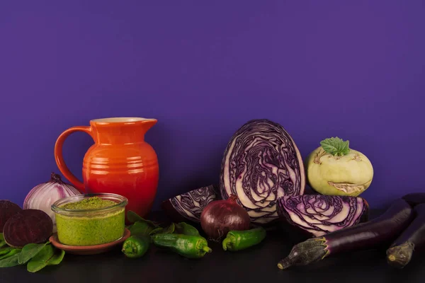 Sortimento de vegetais roxos e verdes orgânicos crus . — Fotografia de Stock