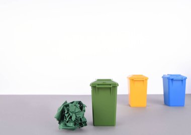 Beyaz arka plan üzerinde renkli geri dönüşüm kutularını.