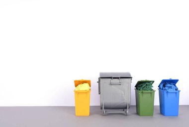 Beyaz arka plan üzerinde renkli geri dönüşüm kutularını.