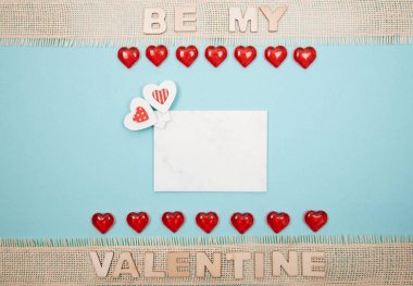 Mavi arka plan kırmızı kalp.