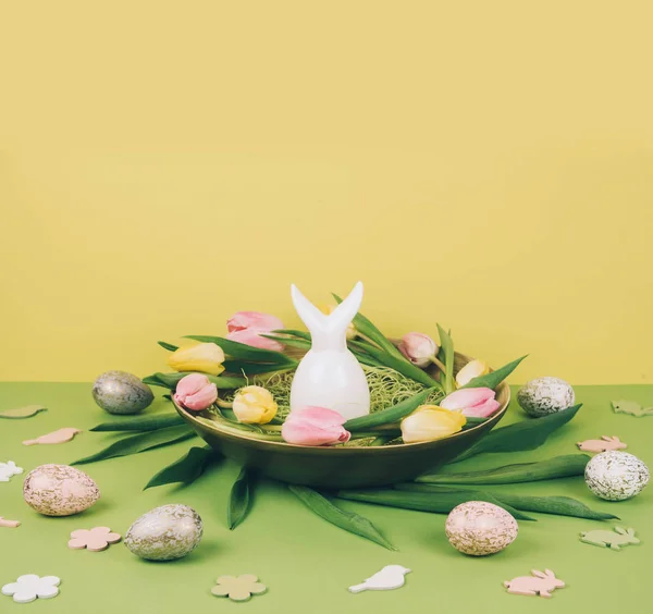 Composição de Páscoa com ovos pintados e coelho de Páscoa — Fotografia de Stock