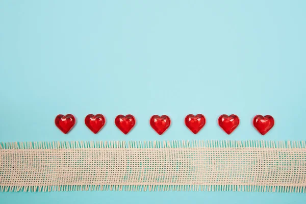 Corazón rojo sobre fondo azul . —  Fotos de Stock