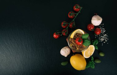 Vegan salata sebze, mantar ve quinoa.