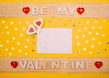 Sarı arka plana karşı kırmızı kalp.