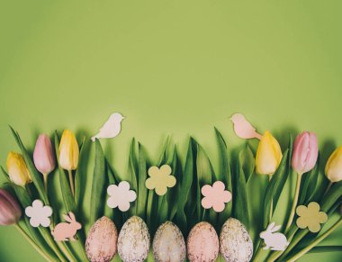 Boyalı yumurta ile Paskalya kompozisyon.