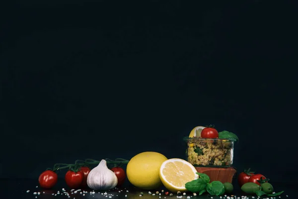 Veganská salát ze zeleniny, hub a quinoa. — Stock fotografie