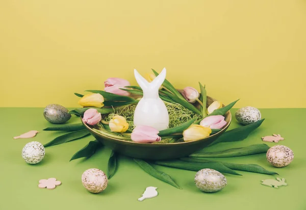 Osterkomposition mit bemalten Eiern und Osterhasen — Stockfoto