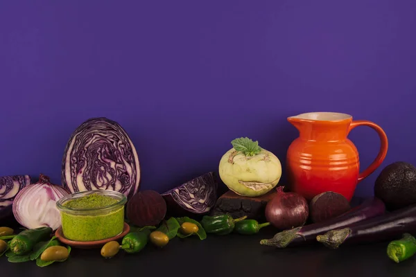 Sortimento de vegetais roxos e verdes orgânicos crus . — Fotografia de Stock