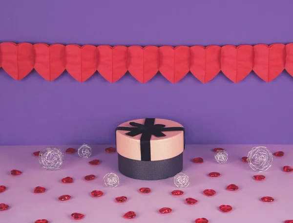 울트라 바이올렛 라일락 배경 분홍색 선물 상자. — 스톡 사진
