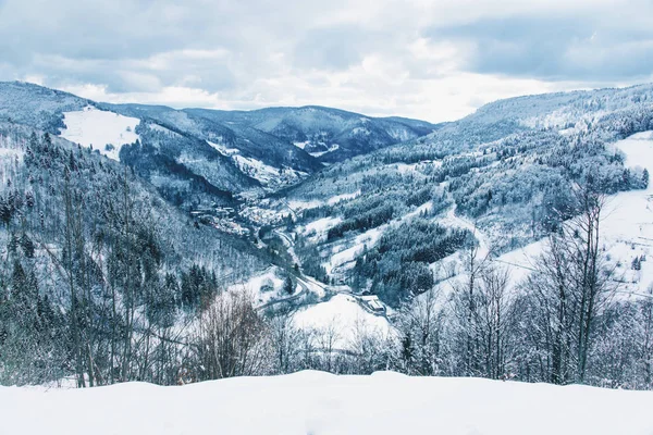 Winterlandschaft in den Bergen. — Stockfoto