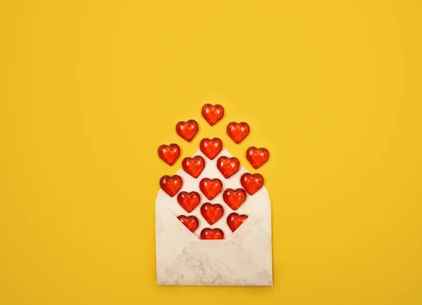 Corazón rojo sobre fondo amarillo . —  Fotos de Stock