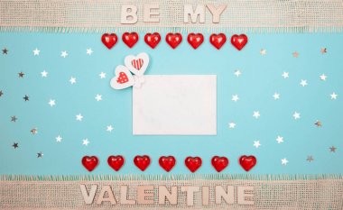 Mavi arka plan kırmızı kalp.