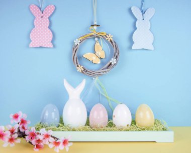 Boyalı yumurta ve easter bunny Paskalya kompozisyonu