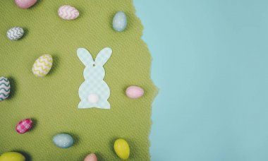 Boyalı yumurta ve easter bunny Paskalya kompozisyonu