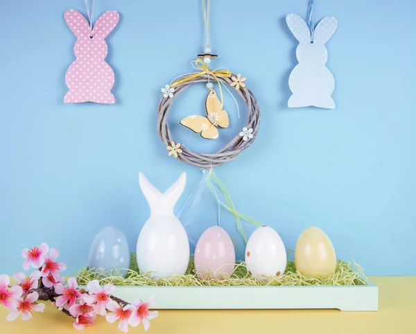 Osterkomposition mit bemalten Eiern und Osterhasen — Stockfoto