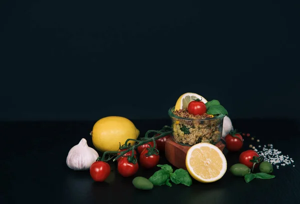 Vegan salata sebze, mantar ve quinoa. — Stok fotoğraf