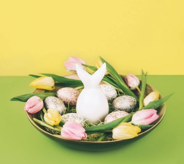 Boyalı yumurta ve easter bunny Paskalya kompozisyonu