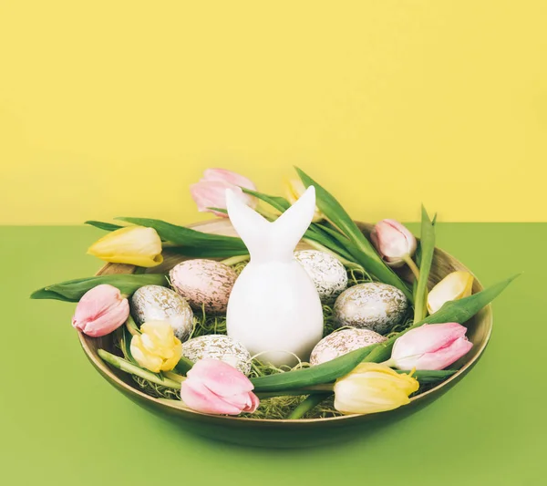 Påsk komposition med målade ägg och påskharen — Stockfoto