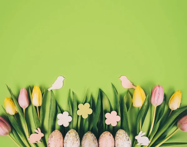 Composición de Pascua con huevos pintados . —  Fotos de Stock