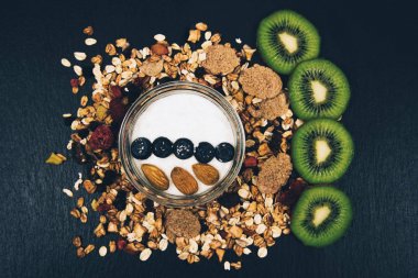 Sağlıklı kahvaltı taze granola müsli.