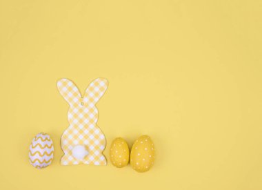 Boyalı yumurta ile yaratıcı Paskalya kompozisyon.