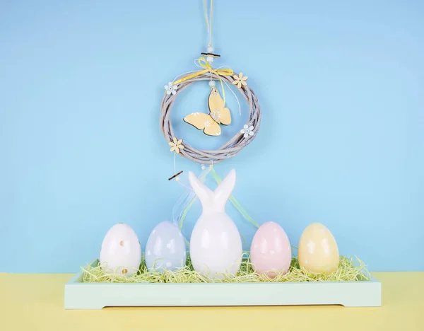 Δημιουργική σύνθεση Πάσχα με ζωγραφισμένα αυγά και πασχαλινό λαγουδάκι. — Φωτογραφία Αρχείου