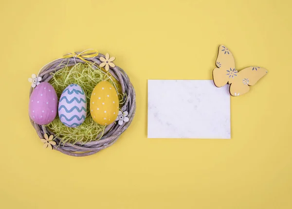 Kreative Osterkomposition mit bemalten Eiern. — Stockfoto