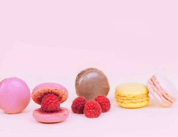 Tort macaroon francez macaroane ca o coajă cu perlă de zmeură . — Fotografie, imagine de stoc