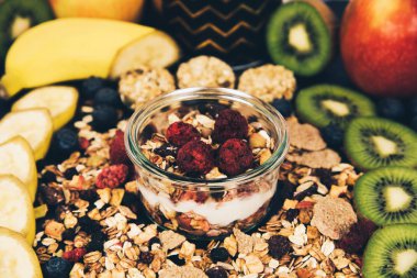 Sağlıklı kahvaltı taze granola müsli.