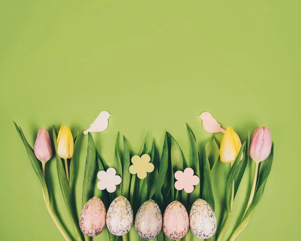 Composição de Páscoa com ovos pintados . — Fotografia de Stock