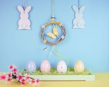 Boyalı yumurta ve Paskalya tavşanı yaratıcı Paskalya kompozisyonu.