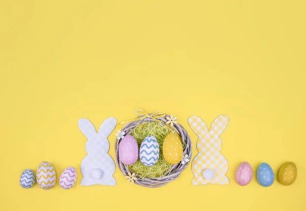 Composición creativa de Pascua con huevos pintados . — Foto de Stock