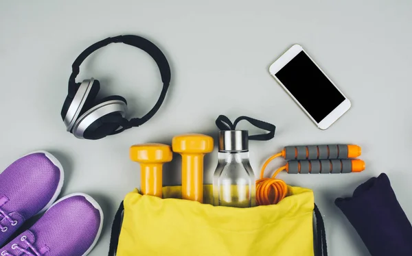 Spor ve fitness aletleri yaratıcı düz lay
