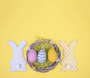 Boyalı yumurta ile yaratıcı Paskalya kompozisyon.