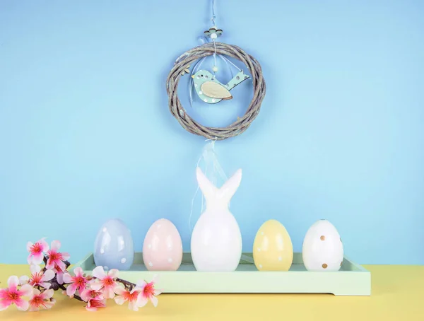 Composição de Páscoa criativa com ovos pintados e coelho de Páscoa . — Fotografia de Stock