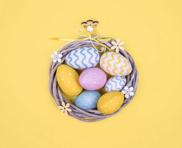 Composição de Páscoa criativa com ovos pintados . — Fotografia de Stock