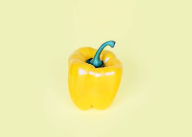 Parlak sarı zemin üzerine sarı biber.