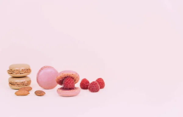 Tort macaroon francez macaroane ca o coajă cu perlă de zmeură . — Fotografie, imagine de stoc