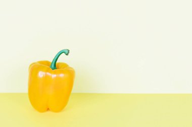 Parlak sarı zemin üzerine sarı biber.