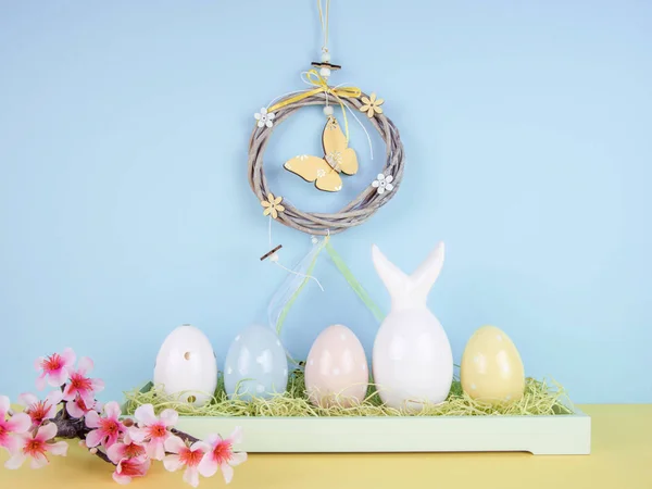 Composición creativa de Pascua con huevos pintados y conejito de Pascua . —  Fotos de Stock