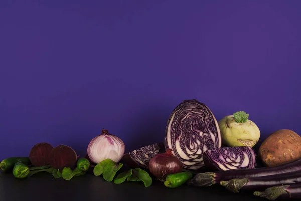 Sortimento de vegetais violeta orgânicos crus . — Fotografia de Stock