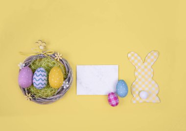 Boyalı yumurta ile yaratıcı Paskalya kompozisyon.