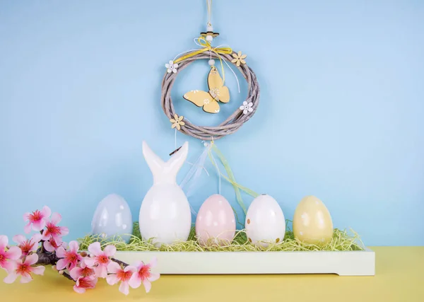 Creatief Pasen samenstelling met beschilderde eieren en de paashaas. — Stockfoto